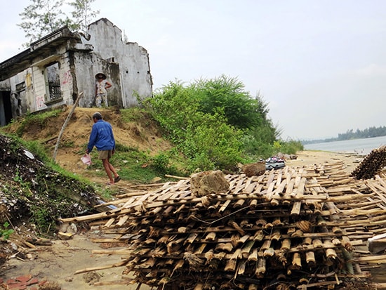 Một căn nhà bị thiệt hại nằm sát biển. Ảnh: H.LIÊN