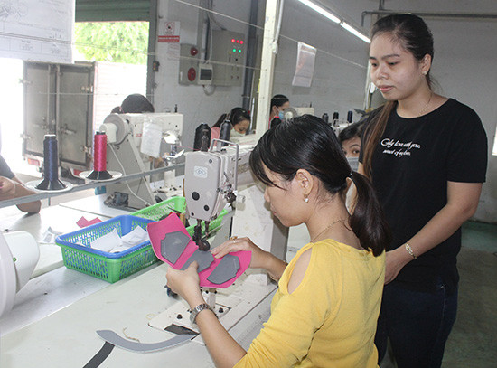 Lao động học nghề may giày da tại Công ty CP Công nghiệp hỗ trợ Miền Trung. Ảnh: L.D