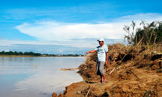 Nạn sạt lở bờ sông đang đe dọa ảnh hưởng đến đời sống của 151 hộ dân với khoảng 700 nhân khẩu ở làng Triêm Tây. Ảnh: XUÂN THỌ