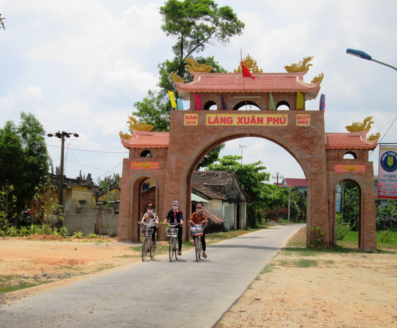 Đường về làng Xuân Phú của xã Quế Xuân 1 (Quế Sơn) hôm nay.