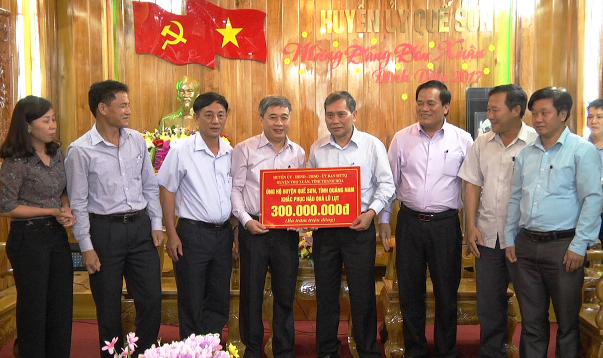 Huyện Thọ Xuân tặng 300 triệu đồng cho huyện Quế Sơn. ảnh DT