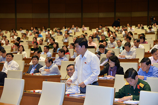 Đại biểu Nguyễn Quang Dũng chất vấn tại kỳ họp.