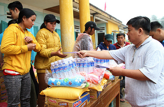 Đoàn cứu trợ trao quà cho người dân thôn 2, xã Trà Vân, huyện Nam Trà My.