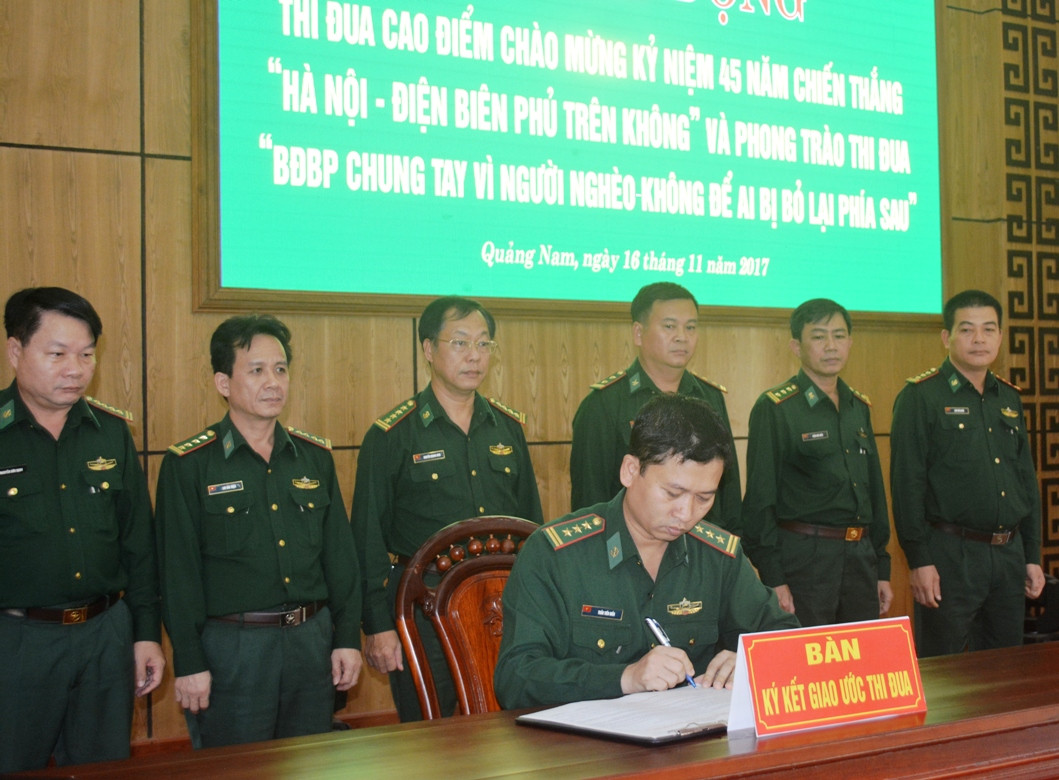 Đại diện lãnh đạo các phòng, Văn phòng khối cơ quan Bộ đội Biên phòng tỉnh ký giao ước thi đua.