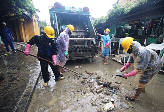 Việc vận hành tốt hệ thống hồ chứa, điều tiết đúng quy trình đã góp phần rất lớn giảm lũ cho hạ du trong đợt mưa lũ vừa qua. TRONG ẢNH: Tập trung khắc phục hậu quả sau khi lũ rút ở TP.Hội An.