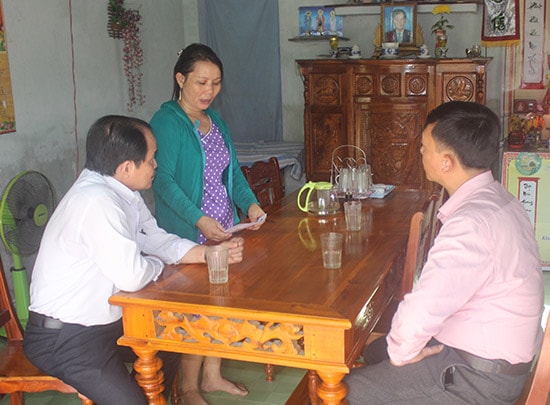 Lãnh đạo Văn phòng Ban ATGT tỉnh thăm, động viên gia đình nạn nhân Nguyễn Bá Thành (xã Quế Thuận, Quế Sơn) tử vong do TNGT. Ảnh: CÔNG TÚ