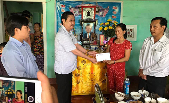 Ông Nguyễn Văn Tuấn - Chủ tịch hội đồng hương Quảng Nam tại TP.Hồ Chí Minh trao quà hỗ trợ những gia đình bị mất nhà ở Bắc Trà My. Ảnh: H.Đ.H