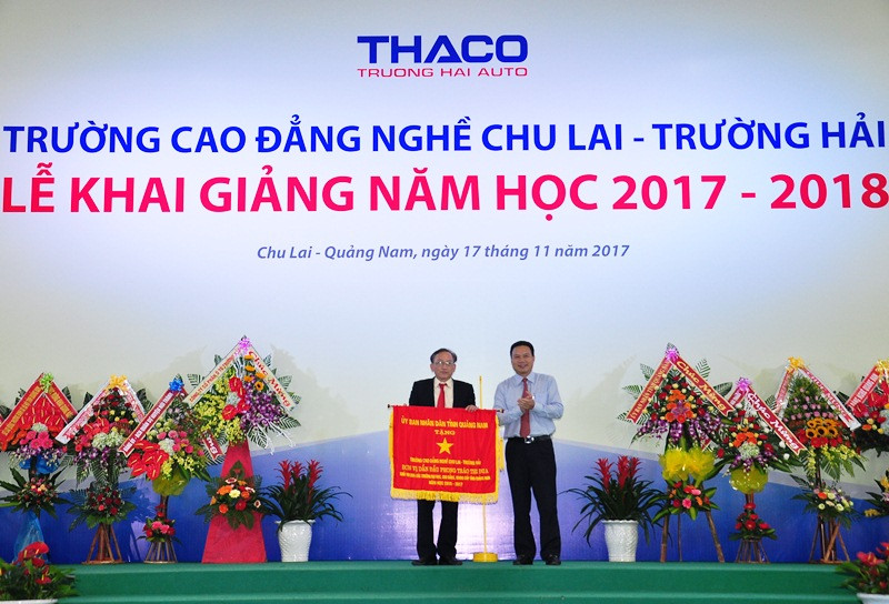 Phó Chủ tịch UBND tỉnh Lê Văn Thanh tặng cờ dẫn đầu cho Trường CĐ Thaco. Ảnh: VINH ANH