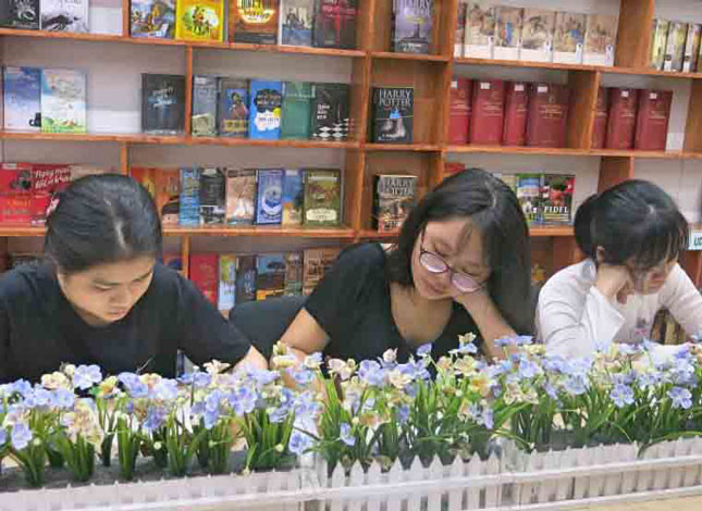 Khá nhiều bạn đọc trẻ đã tìm đến thư viện này để mượn sách, đọc sách và kể cả chụp hình với những góc thiết kế đẹp mắt.
