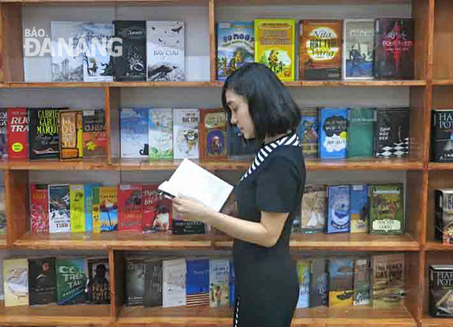 Khá nhiều bạn đọc trẻ đã tìm đến thư viện này để mượn sách, đọc sách và kể cả chụp hình với những góc thiết kế đẹp mắt. Ảnh: HÀ THU
