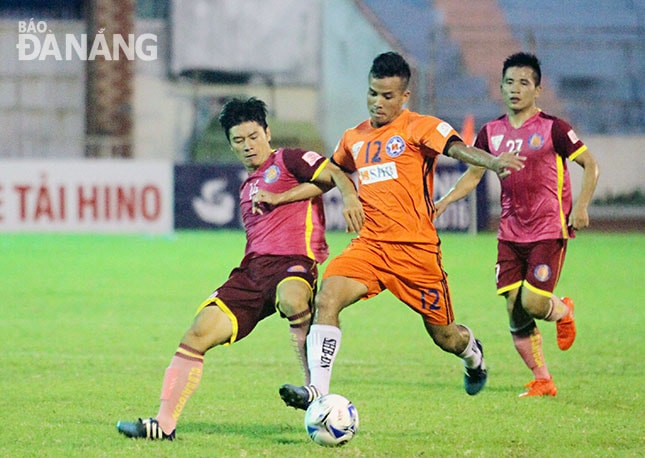 Nếu Sài Gòn FC (áo hồng) quyết thắng, sẽ rất khó để Hoàng Minh Tâm (áo cam) và các đồng đội giành chiến thắng trong trận đấu cuối mùa, trên sân Hòa Xuân. Ảnh: ANH VŨ