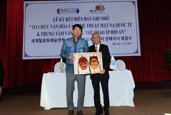 Representative of IMACO (left) and Director of the Hoi An city’s Center for Culture and Sports Vo Phùng