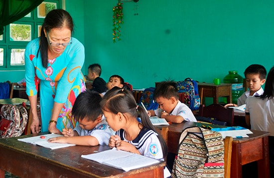 Đi qua bao khó khăn, thầy cô ở Cù Lao Chàm vẫn luôn miệt mài dạy dỗ cho học sinh. Ảnh: XUÂN THỌ