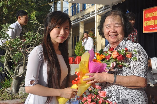 Học sinh Trường THPT Hà Huy Tập tặng hoa cho Nhà giáo ưu tú Hà Thị Thu Sương nhân kỷ niệm ngày Nhà giáo Việt Nam. Ảnh: XUÂN PHÚ