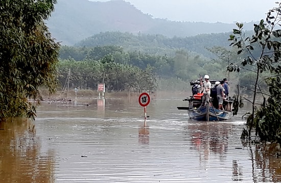 Cầu Khe Rinh ngập sâu sau một trận mưa lớn kéo dài khoảng 7 tiếng. Ảnh: THÔNG VINH