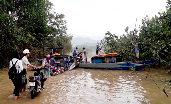 Hoạt động đi lại của người dân và học sinh xã Phước Ninh đều phải sử dụng phương tiện đò. Ảnh: THÔNG VINH