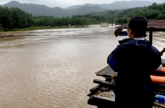 Người dân xã Phước Ninh đang móng muốn có một cây cầu Khe Rinh mới cao hơn để đi lại vào mùa mưa. Ảnh: THÔNG VINH