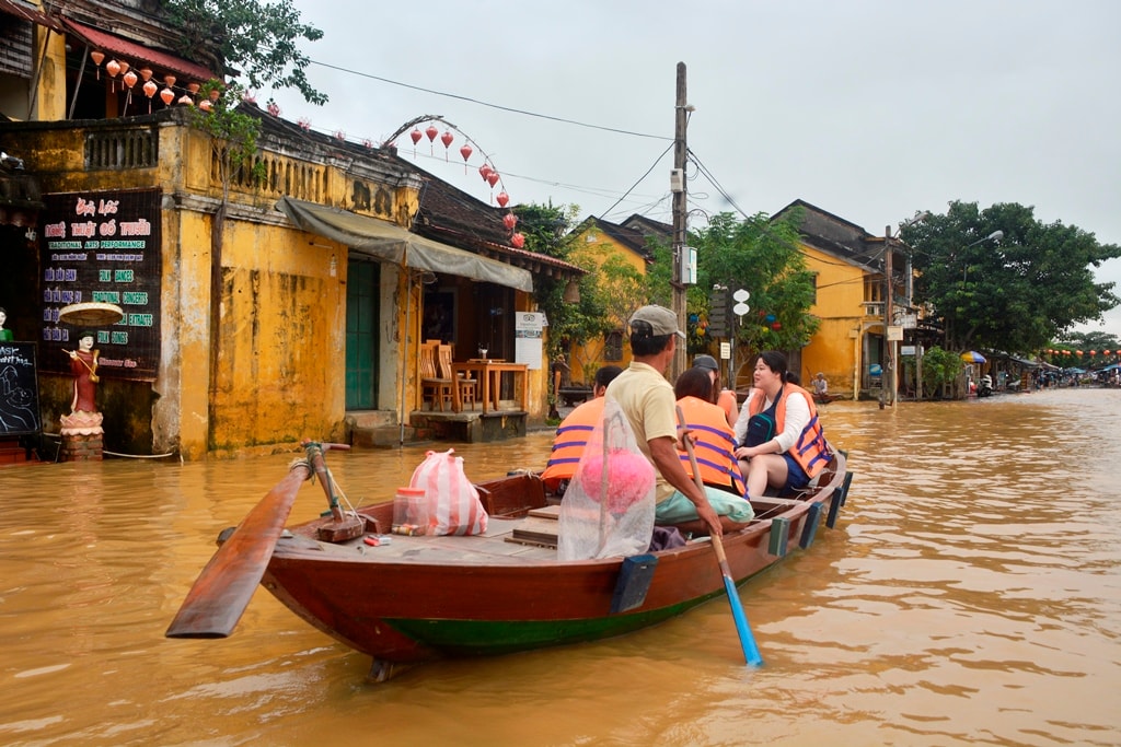 Mặc dù thành phố có chủ trương cấm, nhưng vẫn có một số người chở khách đi dạo bằng thuyền. Ảnh: XUÂN THỌ