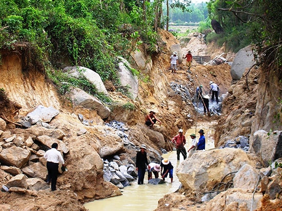 Do đặc điểm địa hình, nhiều địa phương ở miền núi gặp nhiều khó khăn trong thi công hệ thống kênh mương. Ảnh: VĂN SỰ