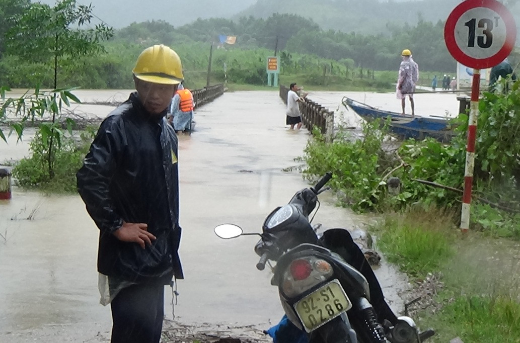 Mưa lớn chia cắt giao thông tại huyện Nông Sơn hôm qua 21.11. Ảnh: MINH THÔNG