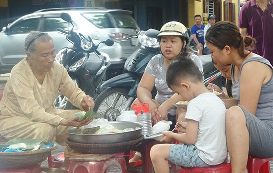 Cụ Nguyễn Thị Bé nổi tiếng với gánh xôi hơn nửa thế kỷ. Ảnh: N.Trang