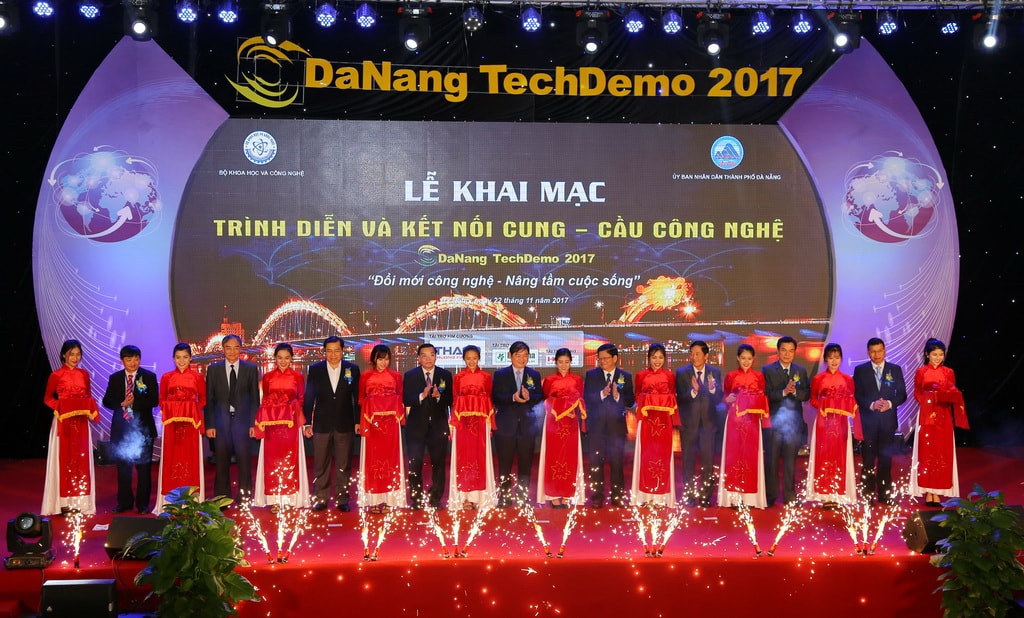 Cắt băng khai mạc sự kiện. Ảnh: Q.T