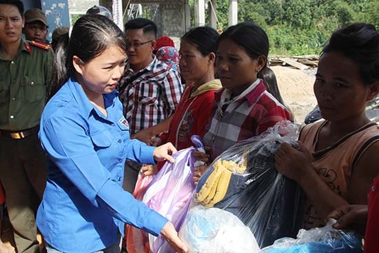 Đoàn thanh niên cơ quan Báo Quảng Nam cứu trợ bà con ở huyện Bắc Trà My. Ảnh: T.L