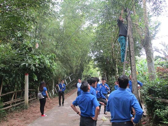 Lắp đặt bóng điện giúp người dân đi lại an toàn. Ảnh: T.T