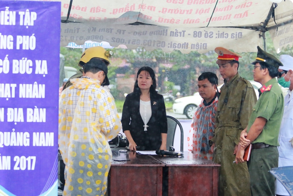 Theo kịch bản, sau khi được người dân điện báo, lực lượng ứng phó sự cố đã ngay lập tức có mặt, chỉ huy tổ chức ứng phó ngay tại hiện trường. Ảnh: T.C