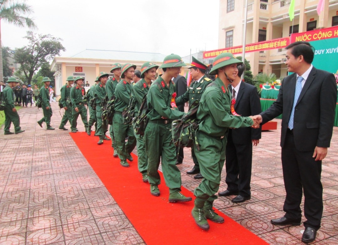 - Ảnh 1: Năm nay, huyện Duy Xuyên hoàn thành 100% chỉ tiêu giao quân.Ảnh: HOÀI NHI