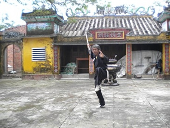  Võ sư Hồ Công Vinh múa roi biểu diễn trước sân nhà thờ tộc Hồ Công. Ảnh: vothuatcotruyen.vn