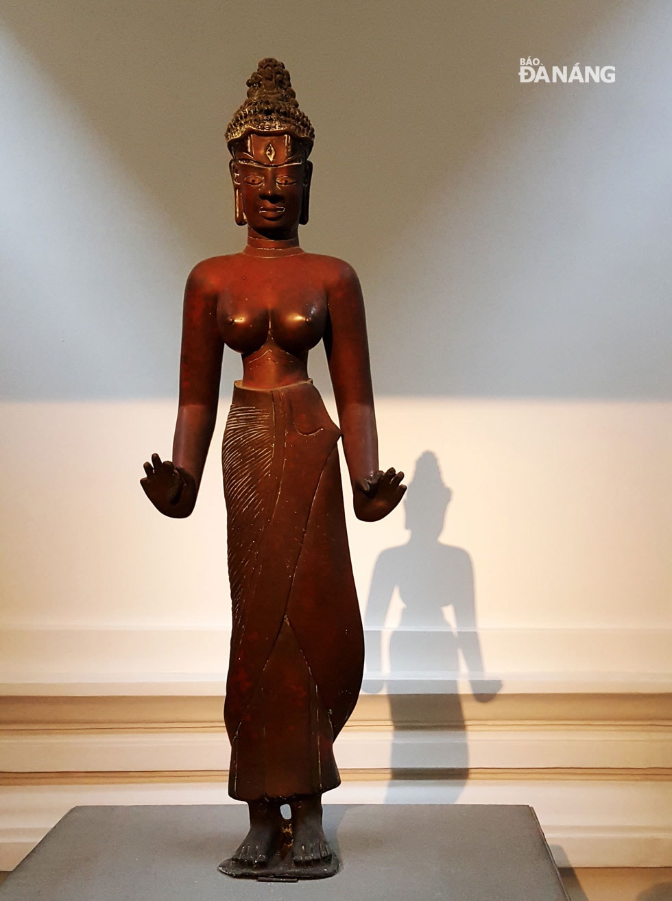Bảo vật Quốc gia - Tượng Bồ tát Tara được dân làng Đồng Dương (xã Bình Minh, huyện Thăng Bình, tỉnh Quảng Nam) phát hiện vào năm 1978. Đây là bức tượng bằng đồng nguyên chất lớn nhất mang phong cách nghệ thuật điêu khắc Chăm. Tượng cao 1,148m, thể hiện hoá thân của Bồ tát Tara với ngoại hình cân đối, nét mặt hiền hòa, hai tay đưa ra phía trước (tay trái cầm tù và ốc, tay phải cầm hoa sen nở, bên trong có gương sen). Ngoài hình thể, trang phục, kiểu tóc của tượng cũng góp phần khiến cho tác phẩm đạt đến đỉnh cao của nghệ thuật tạo hình. Tóc tượng được tết thành nhiều lọn nhỏ, búi cao hai tầng trên đỉnh đầu. Ở tầng tóc thứ 2 có gắn tượng Phật A Di Đà ngồi xếp bàn. Đây là chi tiết để nhận biết những tác phẩm thể hiện hóa thân Bồ tát. Bức tượng không chỉ mang vẻ đẹp vô cùng thanh thoát, quyến rũ mà còn ẩn chứa sâu bên trong những bí mật của nền văn hóa Chăm.