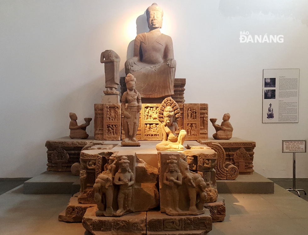 Đài thờ và các tượng phật được trưng bày ở Bảo tàng nghệ thuật Điêu khắc Chăm.