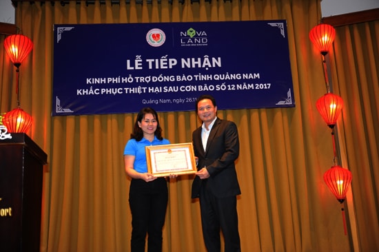 Thay mặt lãnh đạo tỉnh, phó chủ tịch UBND tỉnh, Lê Văn Thanh trao bằng khen cho đại diện Novaland trao tặng. Ảnh: MINH HẢI  