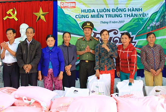 Đại diện Carlsberg Việt Nam, báo Công an Nhân dân trao quà cứu trợ cho người dân Quảng Nam.
