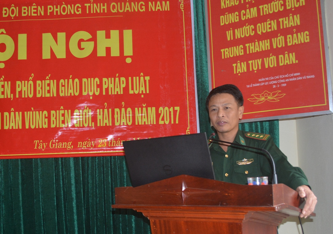 Thượng tá Quách Thiện Dư – Báo cáo viên của Bộ đội Biên phòng tỉnh Quảng Nam tuyên tuyền tại Hội nghị