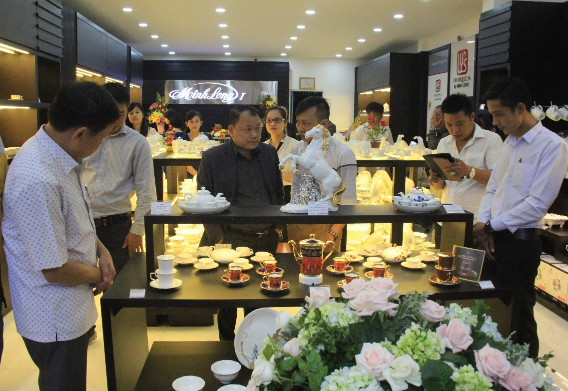 Showroom gốm sứ Minh Long với các mặt hàng từ bình dân đến sang trọng, thu hút được nhiều khách hàng đến xem ngày khai trương.