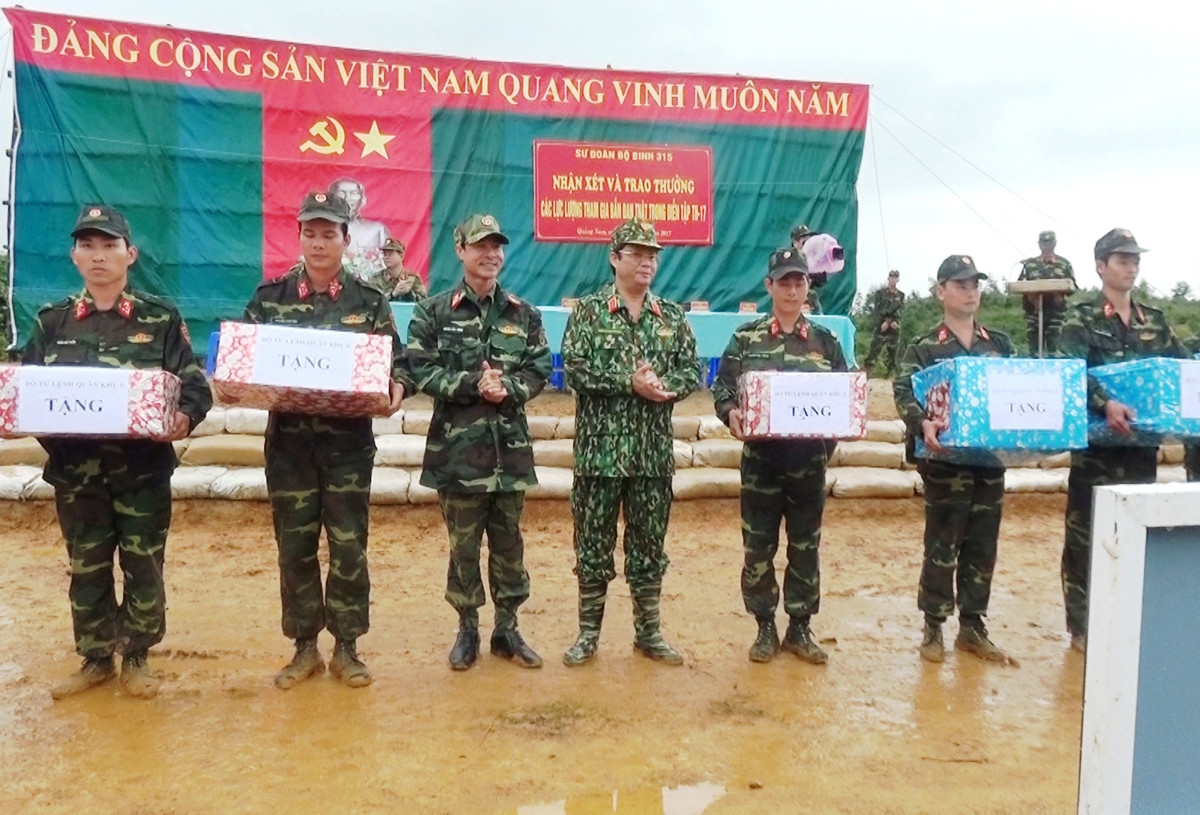 Trung tướng Trần Quang Phương – Chính ủy Quân khu 5 trao quà tặng các đơn vị  tham gia trong diễn tập sáng 27/11.