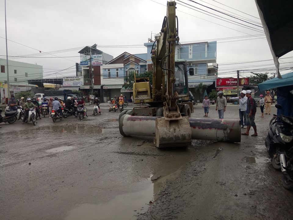 Lực lượng chức năng điều phương tiện đến giải tỏa hiện trường. Ảnh: Q.T