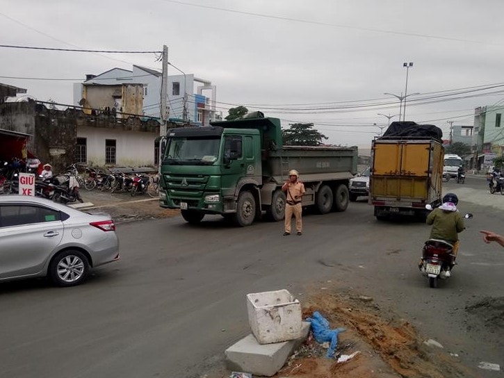 Cảnh sát giao thông có mặt tại khu vực để điều tiết tránh xảy ra ách tắc kéo dài. Ảnh: Q.T