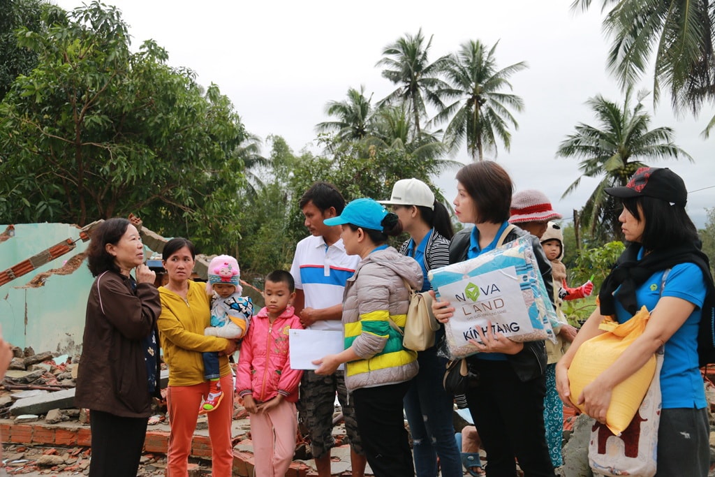 Bà Hồ Thị Thanh Lâm trao quà và thăm hỏi bà con tại xã đảo Tam Hải