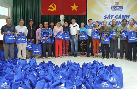 Trao quà cho bà con vùng lũ với chương trình “Sát cánh cùng cộng đồng” từ nhãn hiệu Bia Larue của HEINEKEN Việt Nam. Ảnh: H.N.K