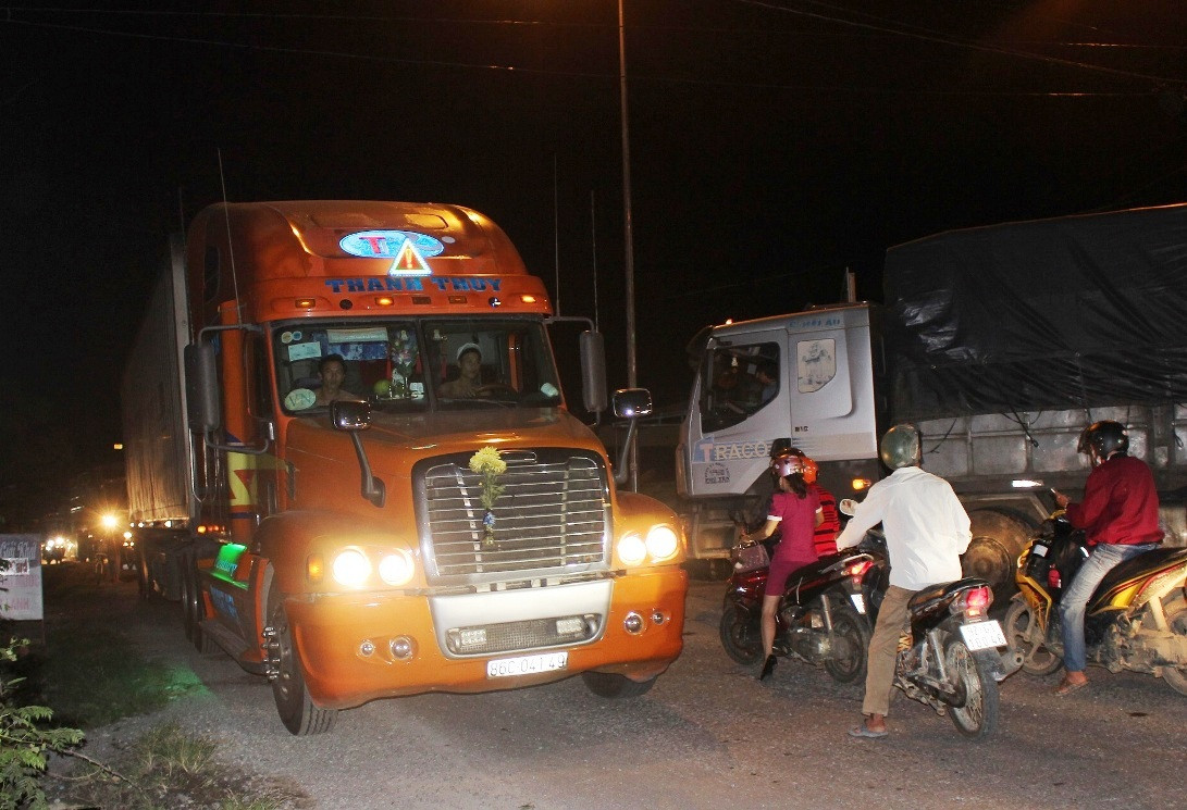 Tình trạng kẹt xe thường xuyên diễn ra trên quốc lộ 40B, đoạn qua thôn Khánh Thịnh, xã Tam Thái, huyện Phú Ninh - Ảnh: DC