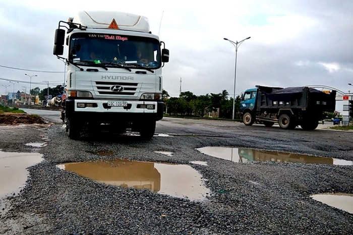 Hàng trăm ổ voi, ổ gà xuất hiện sau đợt mưa lớn gây nên hàng chục vụ tai nạn tại khu vực cầu An Tân. Ảnh: ĐÔNG YÊN