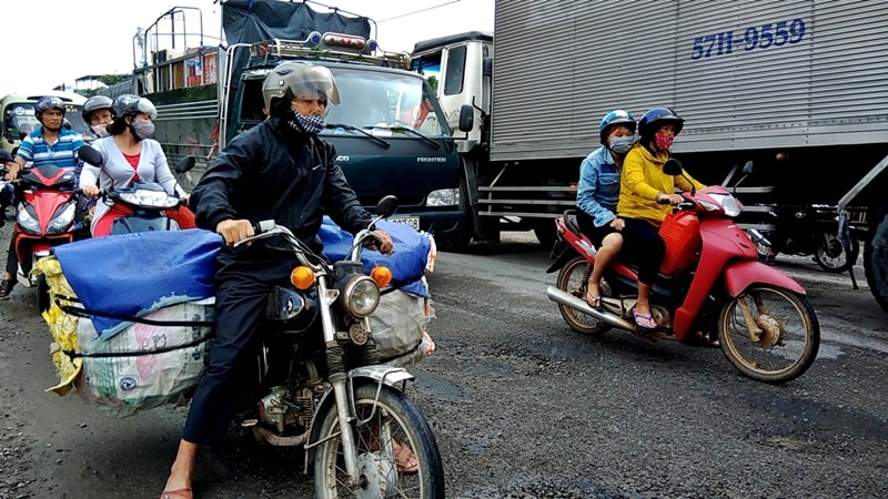 Vào các giờ cao điểm tại cầu An Tân thường xuyên diễn ra tình trạng tắc nghẽn, kẹt xe. Ảnh: ĐÔNG YÊN