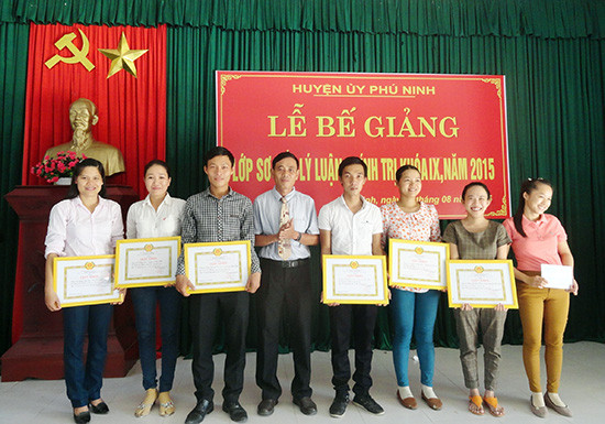 Để nâng cao chất lượng, các cấp ủy đảng ở Phú Ninh luôn quan tâm bồi dưỡng lý luận chính trị cho đội ngũ cán bộ cơ sở. Ảnh: H.GIANG