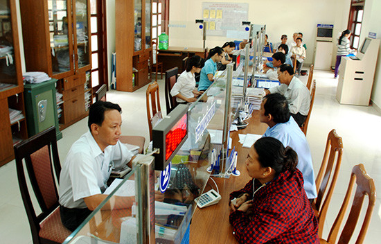 Giải quyết hồ sơ tại Bộ phận tiếp nhận và trả kết quả UBND thị xã Điện Bàn. Ảnh: T.L