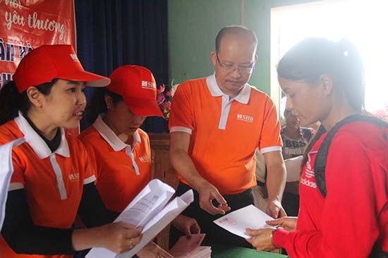 Giám đốc SHB Chi nhánh Quảng Nam - ông Nguyễn Hải Hà trao quà hỗ trợ đồng bào xã Trà Vân (Nam Trà My). Ảnh: ALĂNG NGƯỚC