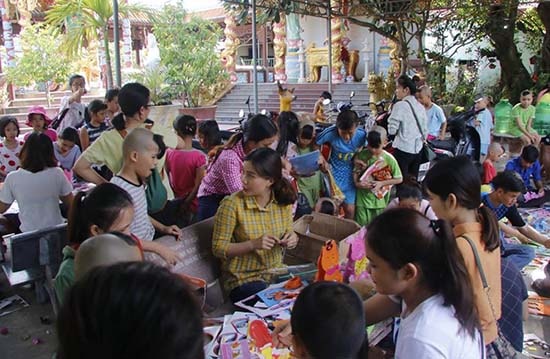 Các cháu kém may mắn trong cuộc sống sinh hoạt tại chùa Quan Châu. Ảnh: Q.T