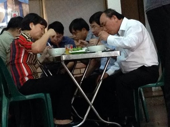 Thủ tướng Nguyễn Xuân Phúc trong một lần ghé ăn mỹ Quảng Giao Thủy tại địa chỉ 1B Ba Đình, Đà Nẵng